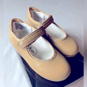 Revolution Tap Shoes size 11.5. Fits ages 3-5”